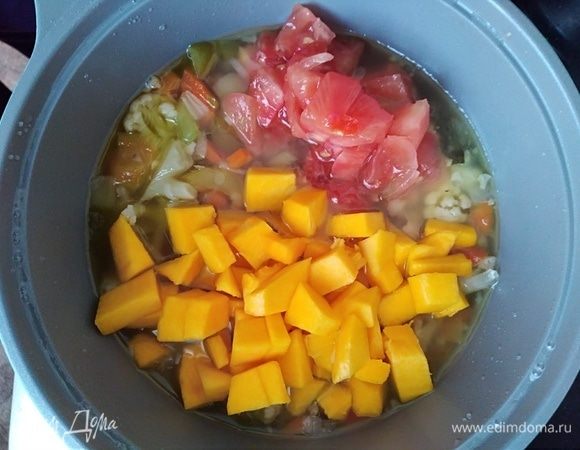 Помидор очистить от кожуры. Тыкву почистить и нарезать кубиками. Добавить в суп. Варить еще 15 минут. Всыпать петрушку и оставить суп настояться на 20 минут. 