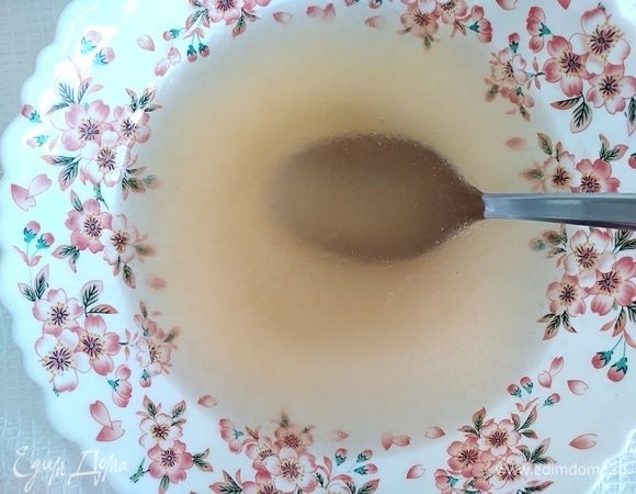 Желатин замочить в кипяченой воде комнатной температуры. Через 15 минут подогреть, но не кипятить. Удобно это делать в микроволновке, но каждые 10 секунд выключать и помешивать.