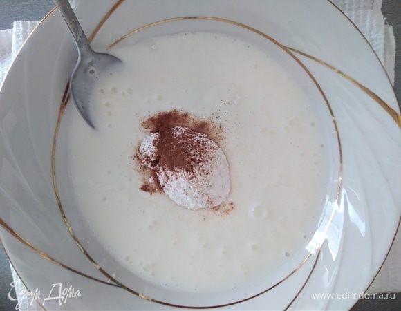 Кефир смешать с сахарной пудрой и корицей. 