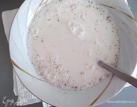 Процедить через сито желатин в кефирную массу. Перемешать.