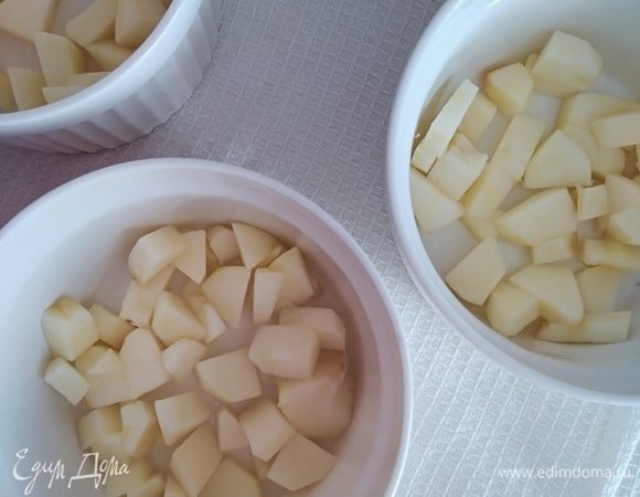 Яблоко очистить и нарезать кубиками. Распределить по рамекинам. Чем слаще яблоки, тем лучше.