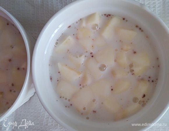 Залить кефирной смесью. Поставить в холодильник на 2 часа. 