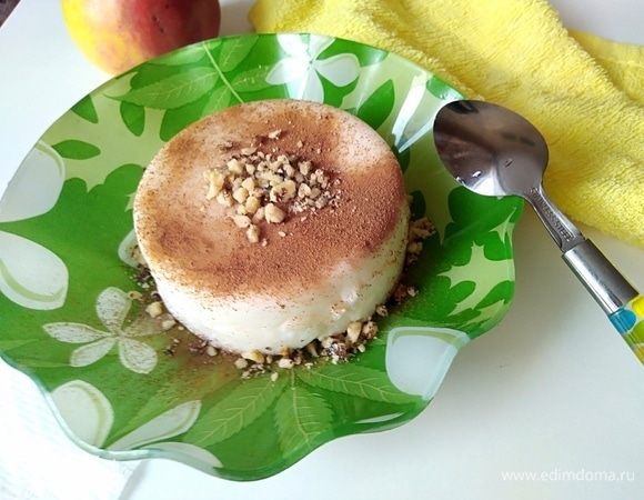 Перед подачей перевернуть десерт на тарелку посыпать корицей и измельченными орешками. 