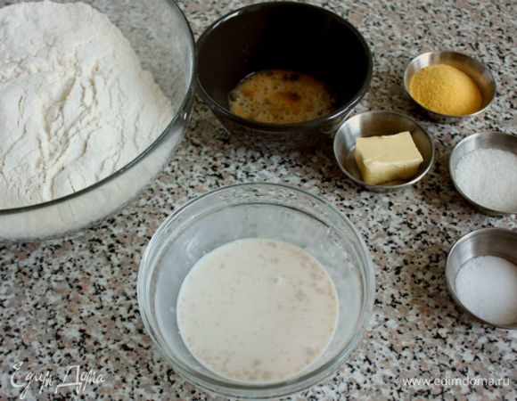 Молоко нагреть в кастрюльке до закипания, снять с огня. Вмешать в него сахар и остудить до теплого. 1/3 молока отлить в маленькую миску, добавить дрожжи, перемешать, накрыть и поставить в теплое место на 10-15 минут. В большую миску просеять муку.