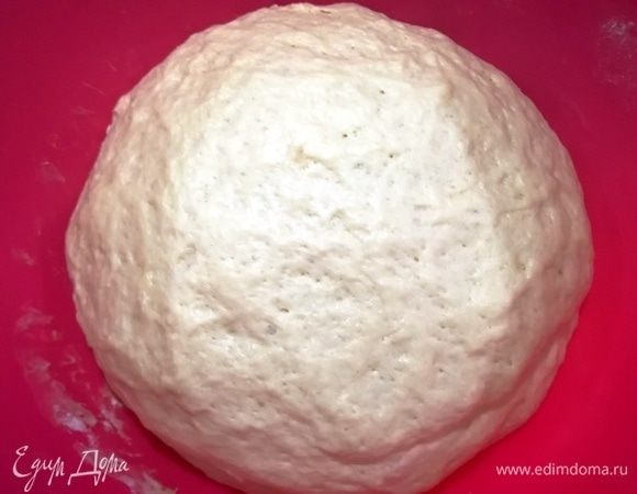 Замешиваем быстрое дрожжевое тесто из 1 стакана теплой муки, 10 г сухих дрожжей, чайной ложки сахара, щепотки соли, 2,5 стакана муки и 2 столовых ложек растительного масла. Даем тесту подойти в течении 30 минут.