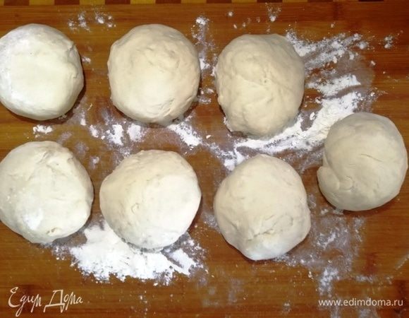 Разделим тесто на одинаковые кусочки.