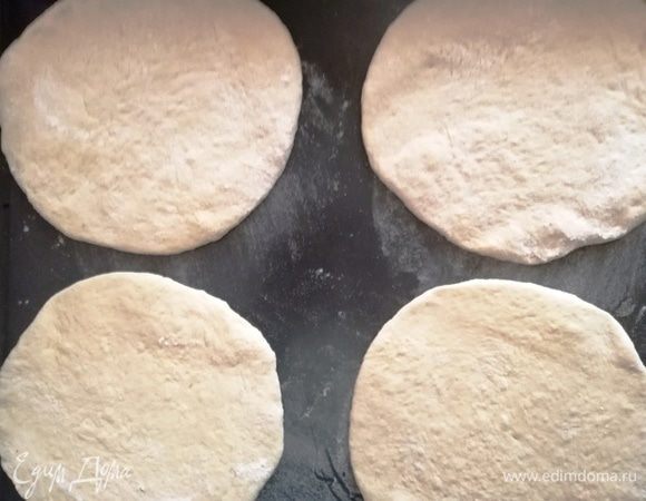 Разомнем ладонью каждый кусочек до толщины 0,4-0,5 см. Оставляем на 10 минут.