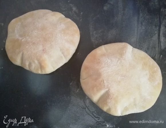 Поставим в духовку, разогретую до 220°С на 5-7 минут до легкой золотистой корочки. Питы хорошо поднимутся за это время.