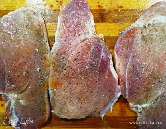 Свинину режем тонкими стейками, солим, перчим и прокалываем размягчителем для мяса.