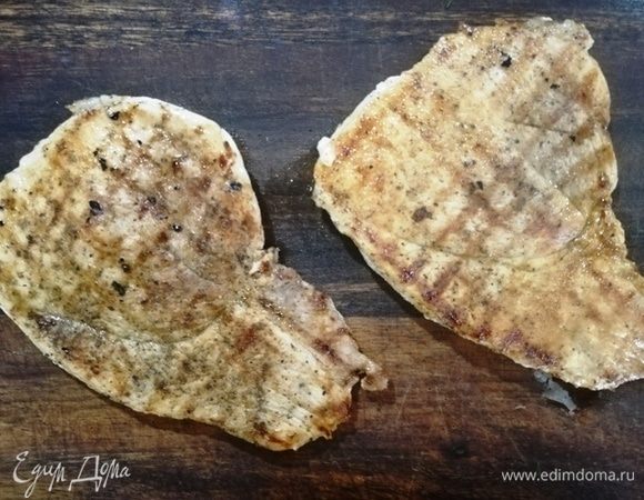 Обжариваем свинину на сковороде-гриль по 2 минуты с каждой стороны.