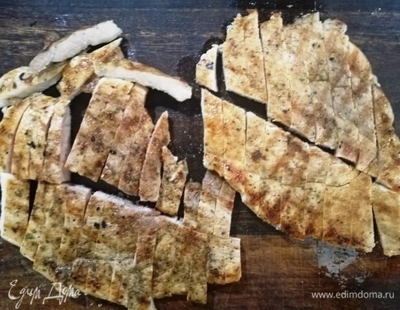 Нарезаем стейки.