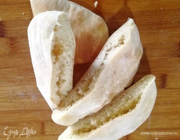 Питы разрезаем пополам.