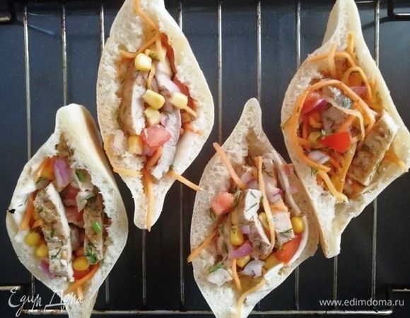 Я приготовила питы для взрослых. Остальные оставила. Каждый сам сможет добавить в них начинку по вкусу. Устанавливаем начиненные салатом питы в отверстия решетки.  