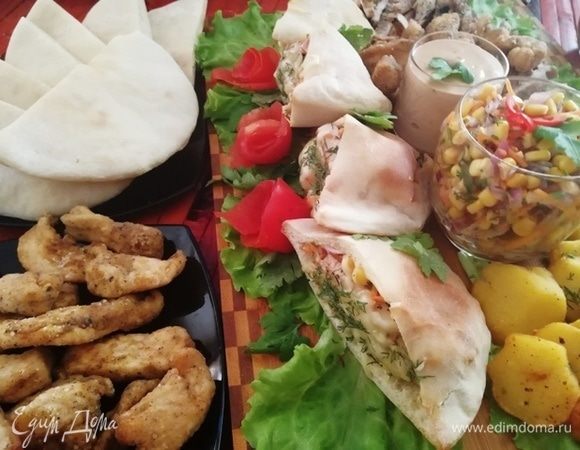 Рядом укладываю питы. Ребятишкам нравится создавать свое блюдо самим. Наши в питу укладывали салат, стейк и стрипсы, кружочек картофеля и поливали соусом. А мы ели салат вприкуску с питой. 