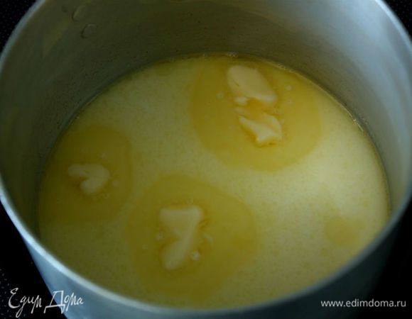 В оставшееся молоко добавить соль и масло, при необходимости немного подогреть.