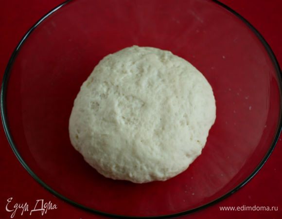 Просторную миску слегка смазать растительным маслом, положить в нее тесто, накрыть и оставить в теплом месте до двойного увеличения в объеме.