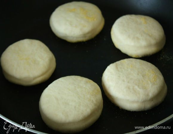 Большую сковороду с антипригарным покрытием нагреть на маленьком огне. На сухую сковороду выложить часть заготовок и готовить по 7-10 минут с каждой стороны. Иногда можно встретить рекомендацию смазать сковороду маслом, но мне такой вариант не нравится — масло и полента в нем начинают быстро гореть. На сухой сковороде очень хорошо получается.