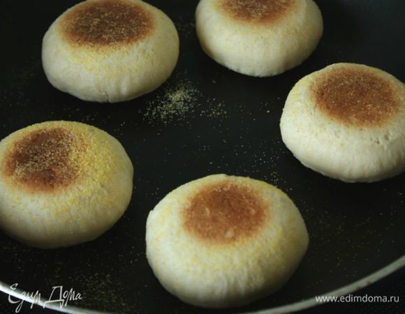 Повторить с оставшимися. Мне кажется, их можно слегка прижимать большой лопаткой при выпекании, уж слишком высокие у меня получились. Английские маффины в идеале похожи на шайбы.