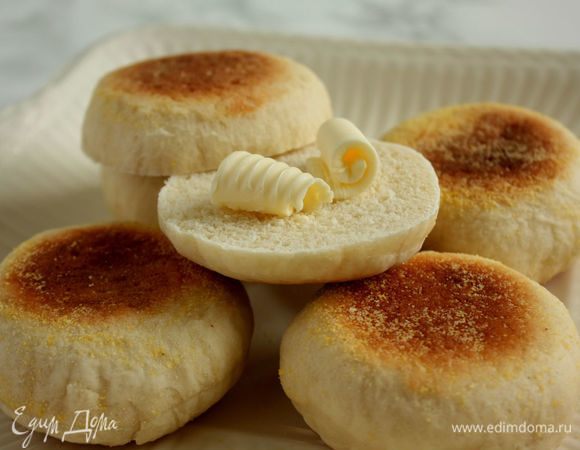 Если планируете подавать маффины в тот же день, то следует накрыть их полотенцем и хранить в тепле. Можно подавать сразу с маслом, джемом. Остывшие маффины сложить в пакет и хранить в холодильнике.