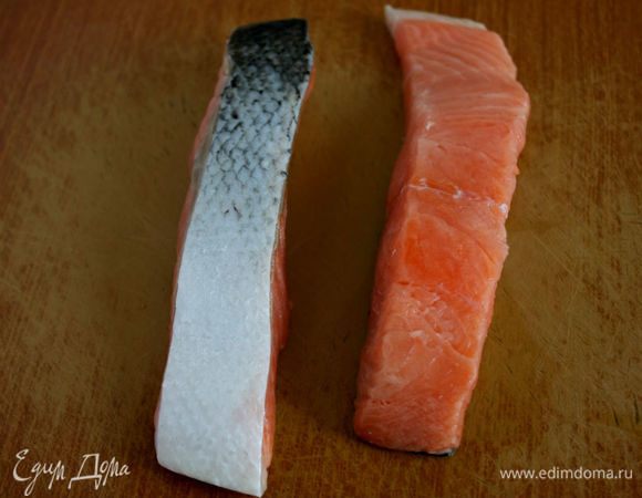 Кусочки лосося очистить от чешуи, кожу не снимать.