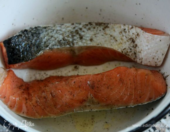 Помыть их, обсушить, натереть солью и перцем, смазать маслом и убрать в холодильник на 30 минут. Я использовала оливковое масло вместо кунжутного.