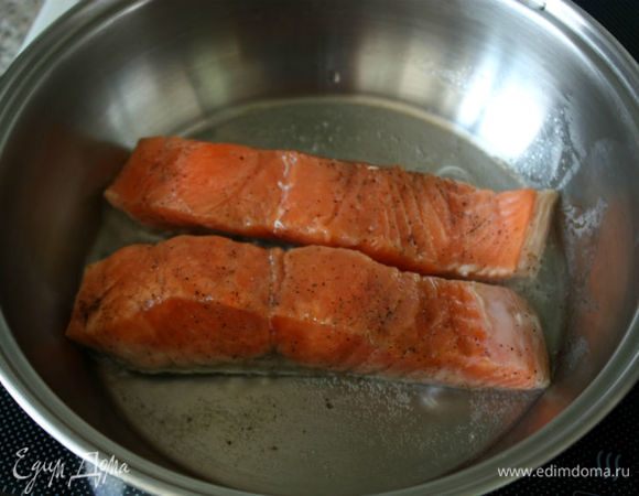 В сковороде нагреть 3-4 ст. л. воды и положить рыбу кожей вниз. Убавить огонь до минимума, накрыть сковороду крышкой и готовить рыбу в течении 7-10 минут. Лосось должен готовиться на пару, а не поджариваться. Хорошо, если внутри кусочка цвет рыбы останется розовым. Готовую рыбу остудить, хранить в плотно закрытом контейнере в холодильнике до 3-х дней.