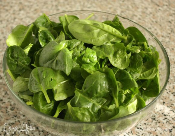 Теперь этап непосредственно перед завтраком. День выходной и можно немного «поколдовать» на кухне для любимых. :) Шпинат перебрать, промыть и обсушить.