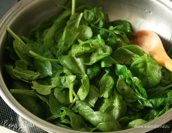 В сковороде растопить 25 г сливочного масла, выложить шпинат и в течении 5-6 минут готовить его, перемешивая, пока он не привянет. Приправить солью и перцем. Сохранить в тепле.