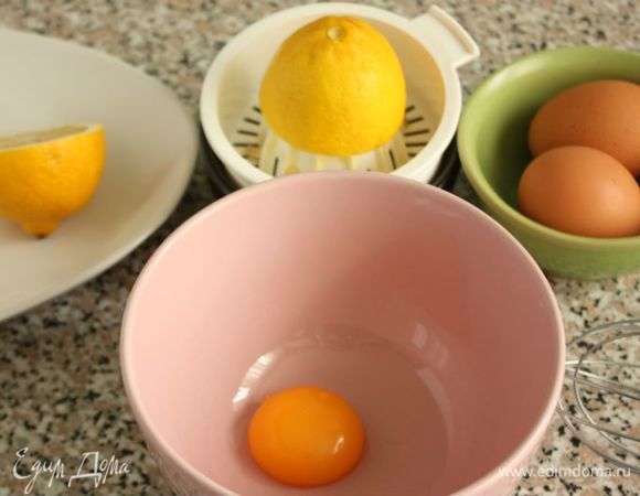 Соус готовится очень быстро, поэтому я не отвлекалась на фотографирование. Растопить сливочное масло на среднем огне и, когда оно начнет пениться, снять пену ложкой. Снять с огня и отставить в сторону. Смешать венчиком в миске желтки, соль, белый перец и воду. Поместить миску на водяную баню и непрерывно взбивать до густой массы. Вода не должна касаться емкости с желтками, но должна едва кипеть. На этот этап может уйти 3-9 минут. Масса должна стать настолько густой, что при небольшом приподнимании венчика, за ним тянется «лента» соуса и сохраняется 5 секунд. В несколько этапов добавлять хорошо теплое масло по чуть-чуть, тщательно взбивая. Не выливать в соус белую творожистую массу со дна сотейника с маслом! В конце добавить лимонный сок. Если соус очень густой, можно по чайной ложке добавлять воду или лимонный сок по вкусу.