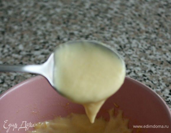 Соус должен быть гладкий, однородный и стекать с ложки. Накрыть и сохранить в тепле (возле плиты). Соус может оставаться теплым в течении 1 часа.