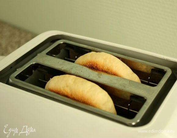 Рыбу можно слегка подогреть в микроволновке и раскрошить. Подогреть маффины в тостере и поместить на тарелки — по 2 на порцию.