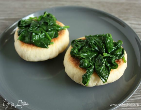 Положить на них шпинат и раскрошенную рыбу.