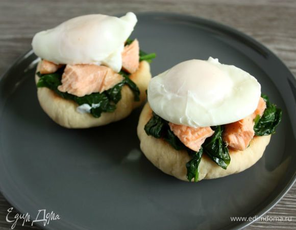 Сверху положить по 1 яйцу пашот.