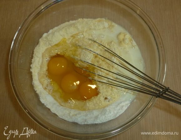 В миску добавить яйца, молоко. Взбить все венчиком.