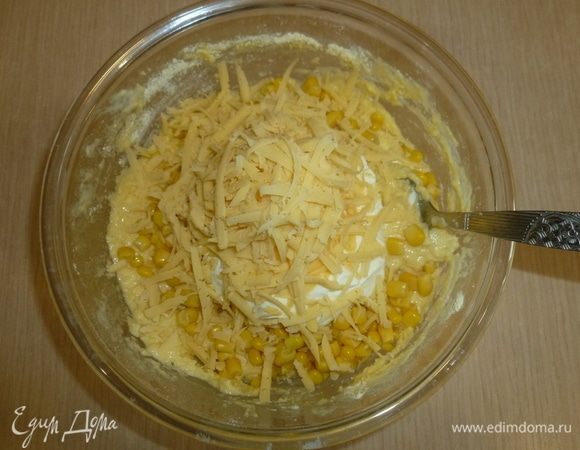 Добавить творог. Натереть сыр на крупной терке. Тщательно перемешать. 
