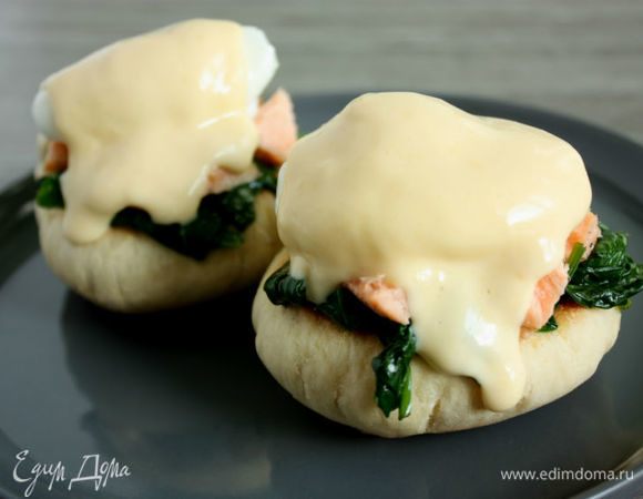 Полить голландским соусом и немедленно подавать.