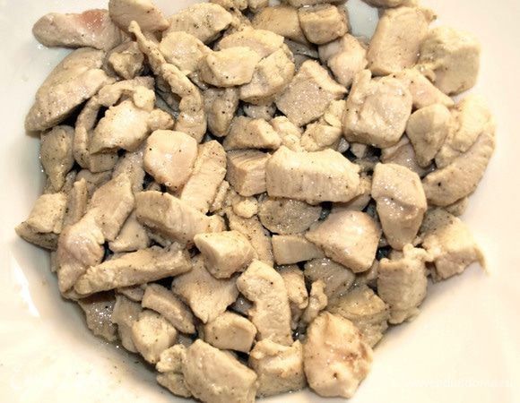 Куриное филе промыть, обсушить и нарезать на небольшие кусочки. Обжарить на растительном масле. Солим и перчим по вкусу. Перекладываем в тарелку и отставляем. 