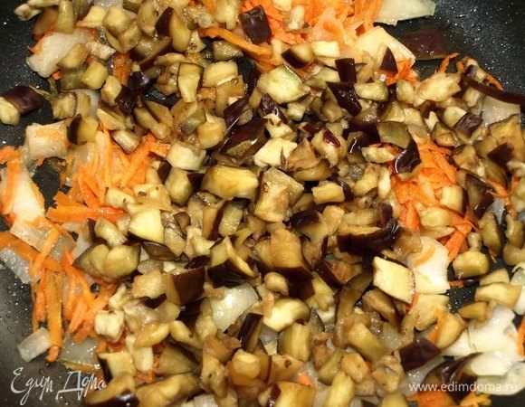 Баклажаны промыть, отжать воду и отправить к луку с морковью. Готовим 3 минуты.