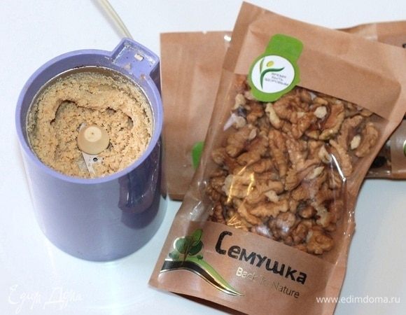 Приготовим ореховую пасту. Обжаренные орехи ТМ «Семушка» измельчите в кофемолке до пастообразной массы.
