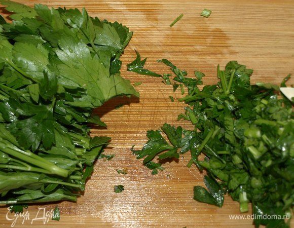 Отделяем стебли и листья петрушки. Стебли мелко порубить. Листья отложить (они понадобятся позже).