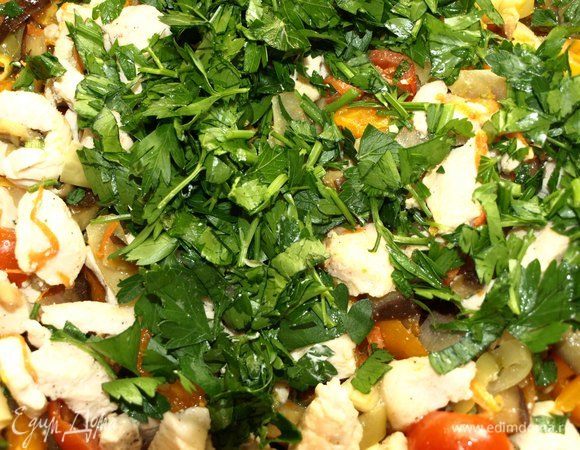 Листья петрушки мелко порубить. Соединяем остывшие овощи с куриным филе и петрушкой. При необходимости добавить соль и перец.