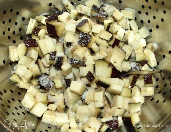 Баклажаны промыть, нарезать. Добавить соль и оставить на 20-30 минут, чтоб стекла горечь.