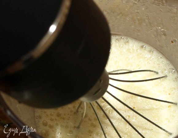 Молоко (можно заменить сливками 10%), яйца и дижонскую горчицу соединяем в однородную массу.