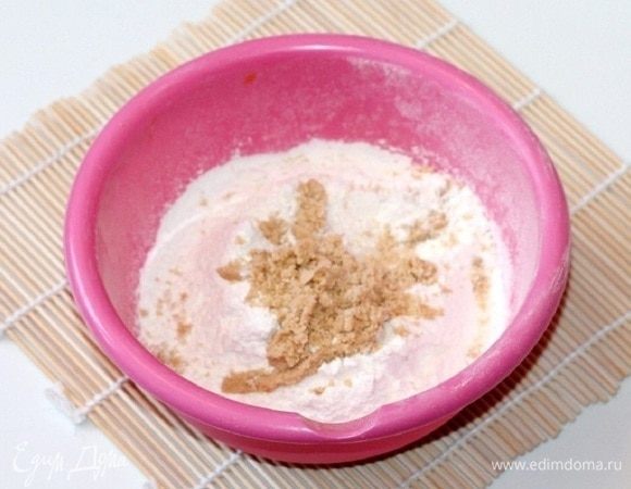 Добавляем в сливочную массу просеянную пшеничную муку и ореховую пасту. 
