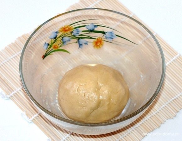 Вымешиваем однородное, гладкое и эластичное тесто. Оно хорошо собирается в комок. 
