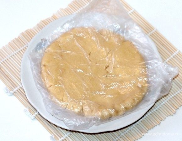 Заворачиваем тесто в пленку, расплющиваем и убираем в холодильник на 1 час.
