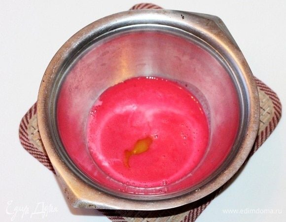 Приготовим ганаш. Нагреваем молоко, мед и малиновый сироп.
