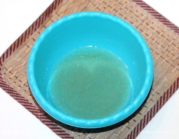 Желатин (у меня порошковый) замачиваем в холодной кипяченой воде в пропорциях 1:6.
