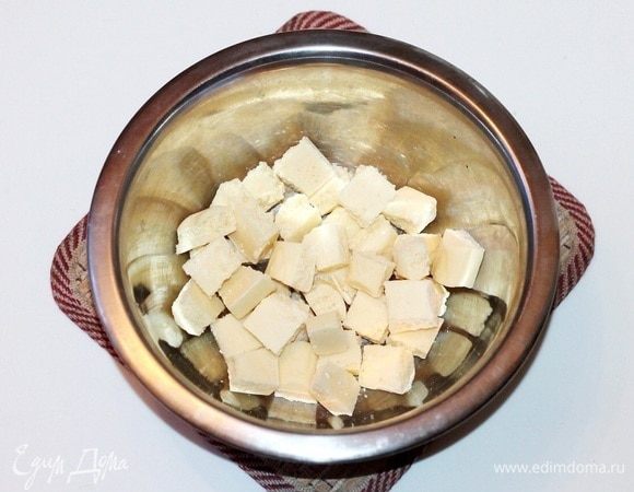 Белый шоколад ломаем на мелкие кусочки.
