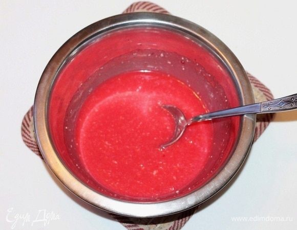 Выливаем горячую молочную смесь на белый шоколад. 
